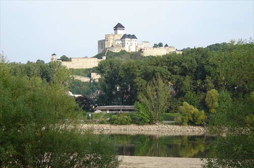 Trenčiansky hrad - pohľad od rieky Váh