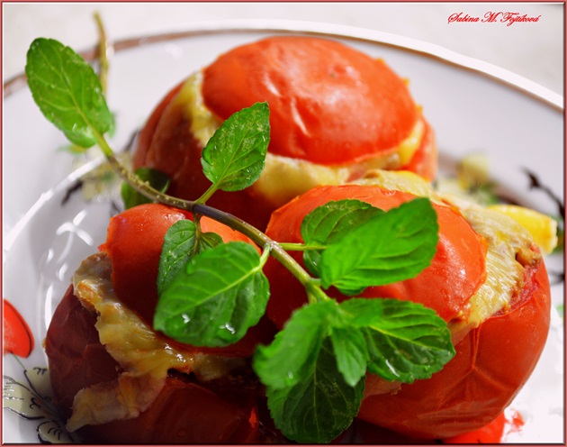 Pečené paradajky plnené mletým mäsom a syrom