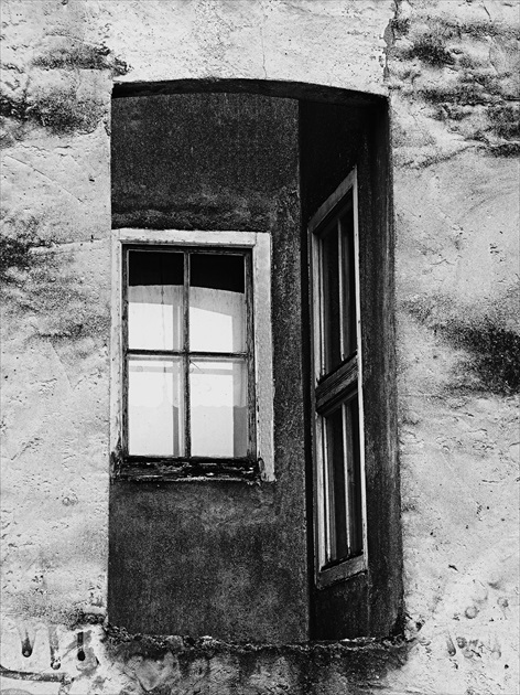 okná jedného domu...