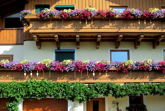 Balkóny plné kvetov