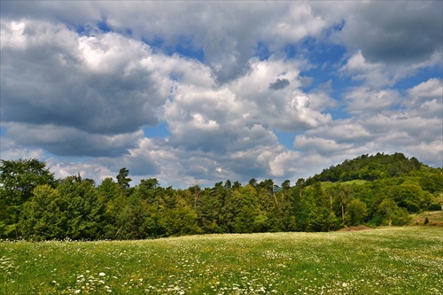 Oblaky nad krajinou.