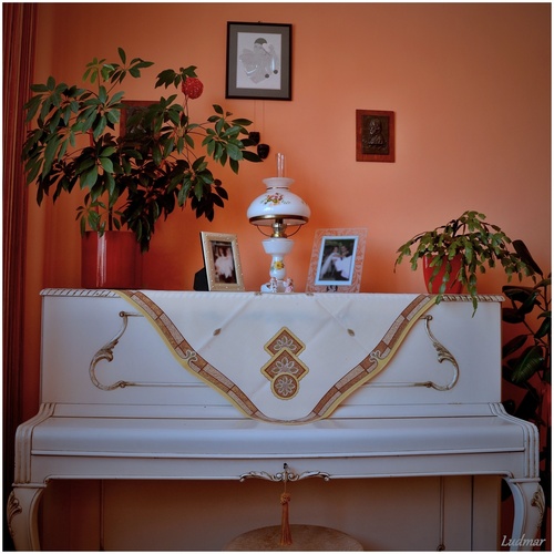 Zátišie s pianinom.