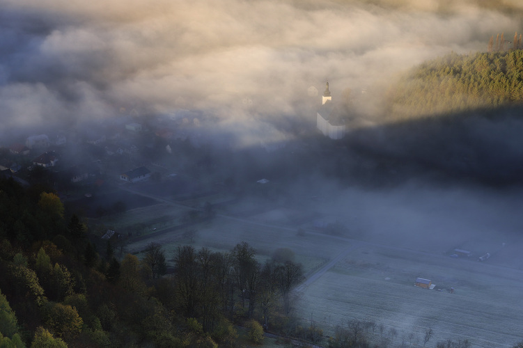 ... dedinka Podskalie v rannej hmle