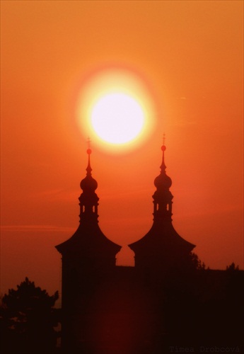 Slnko medzi vežami kostola - Ilava