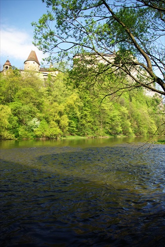 Oravsky hrad cez rieku