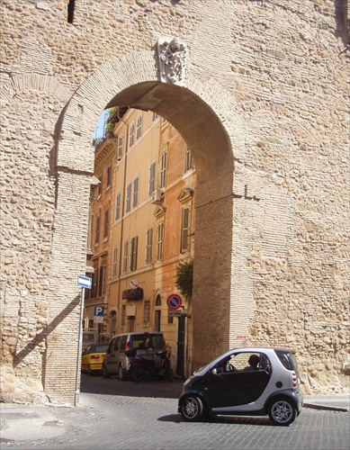 Veľká brána pre malé auto
