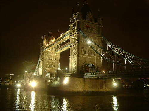 Tower Bridge v noci