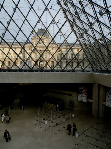 Louvre nad a pod ...