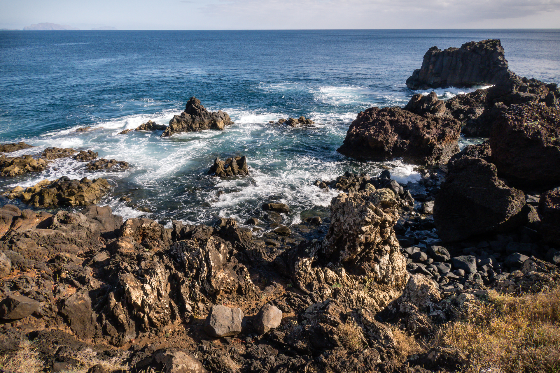 Ostrov Madeira odoláva vlnám oceánu.