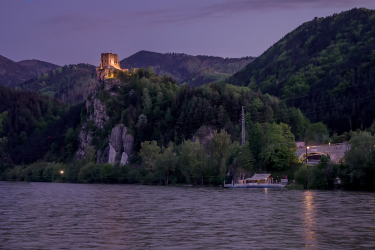 Letný podvečer pod Strečnom