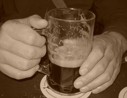 pivo v rukach