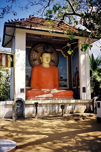 na ostrove budhistického chrámu