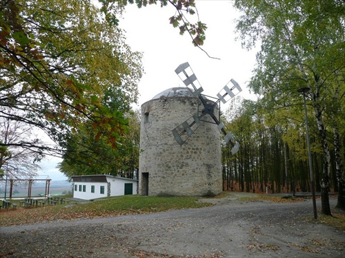 Jesenný pohľad na veterný mlyn