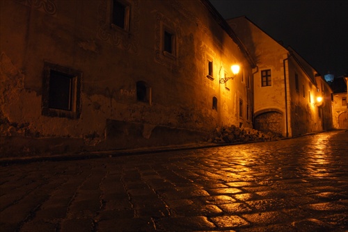 nočná ulička v Bratislave
