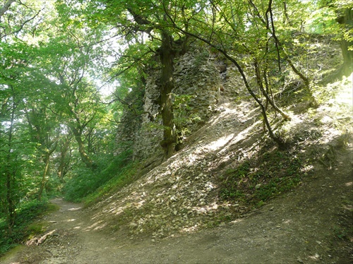 Cesta okolo hradu Biely Kameň