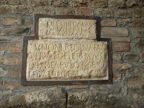 Rímsky epitaf na stene pri východe z tunela
