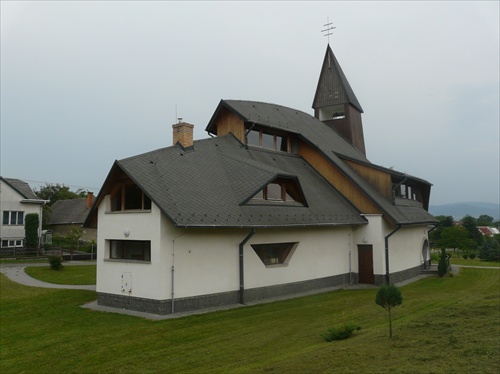 Pohľad na novú cerkev v Poši z kopca