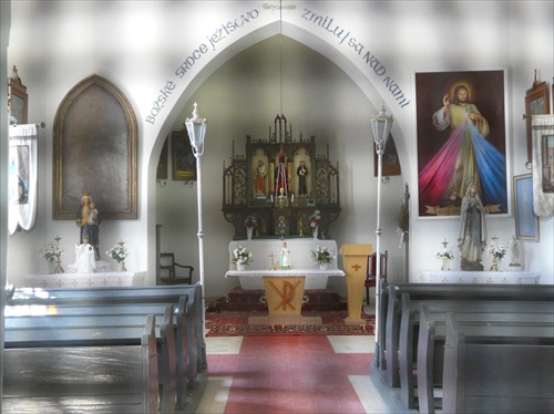 Interiér trepeckého kostolíka cez mreže