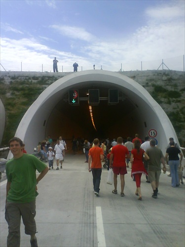 Detail pravej strany tunela