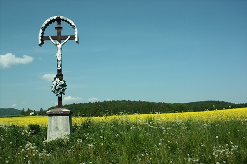 Osamotený kríž v poli