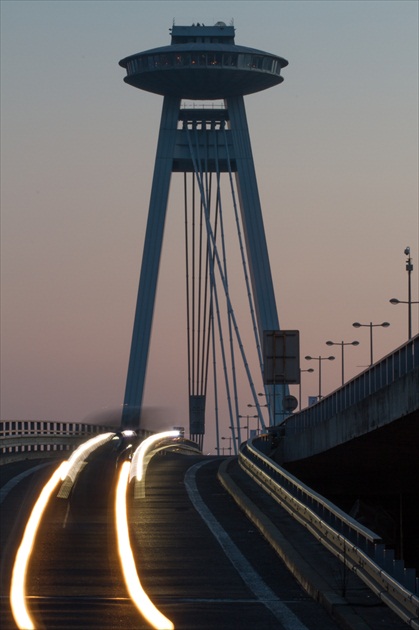 línie svetla schádzajúce z mosta