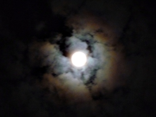 Mesiac s projekciou haló na mraky