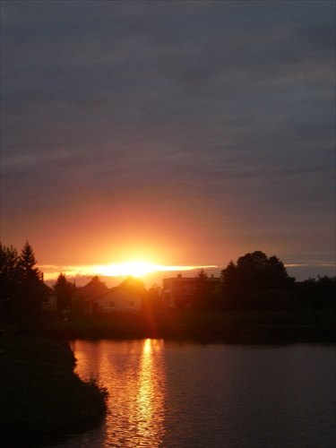 Západ slnka nad jazerom