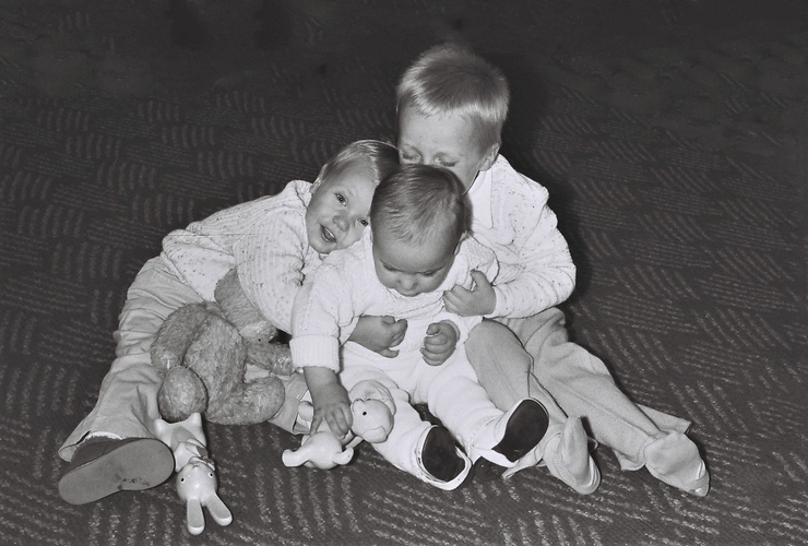 Prvé Narodeniny - Vrúcne objatie svojho súrodenca...Trnava, 1975