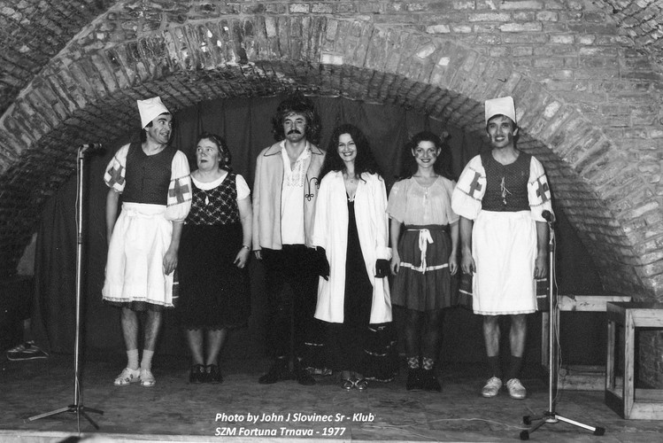  Radošínske Naivné Divadlo z vystúpenia v Trnave v roku 1977...