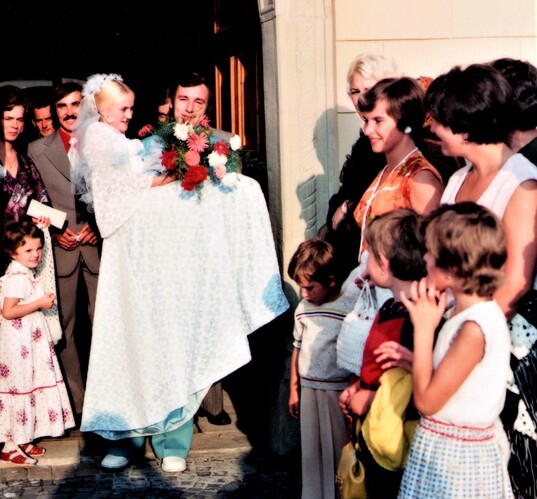 Mladomanželia pred mestskou radnicou...Sobota, 13. augusta 1977