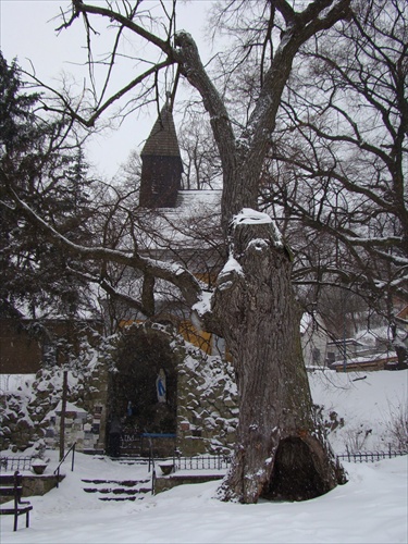 Kaplnka v Dúbravke počas sneženia