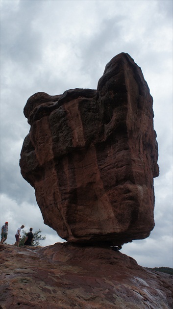 Balanced Rock v daždi III
