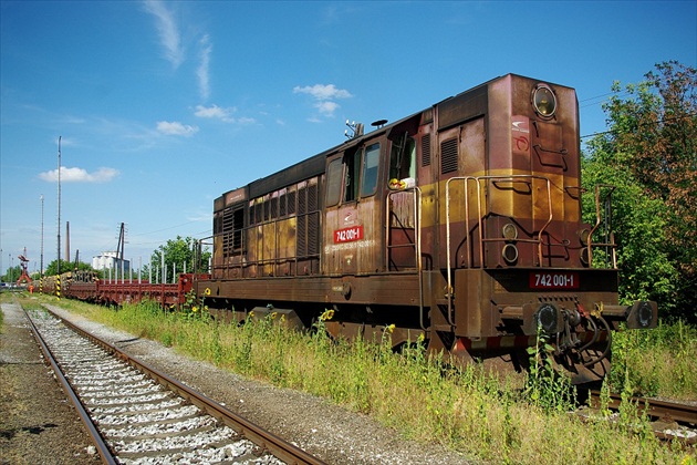 742 001-1 posunuje v stanici Sečovce.