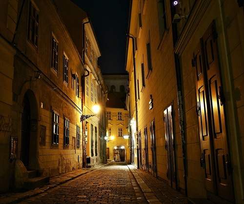 V starých uličkách nočnej Bratislavy
