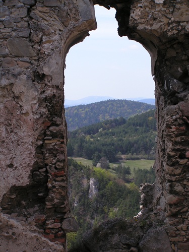 cez okno hradu