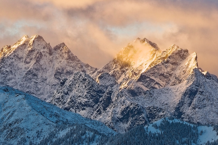 Tatranské štíty pri východe slnka